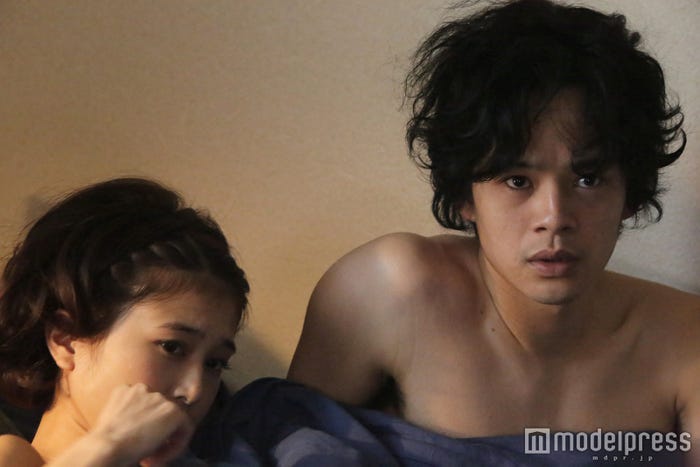 池松壮亮と佐津川愛美(左)のベッドシーン(C)2016 『だれかの木琴』製作委員会