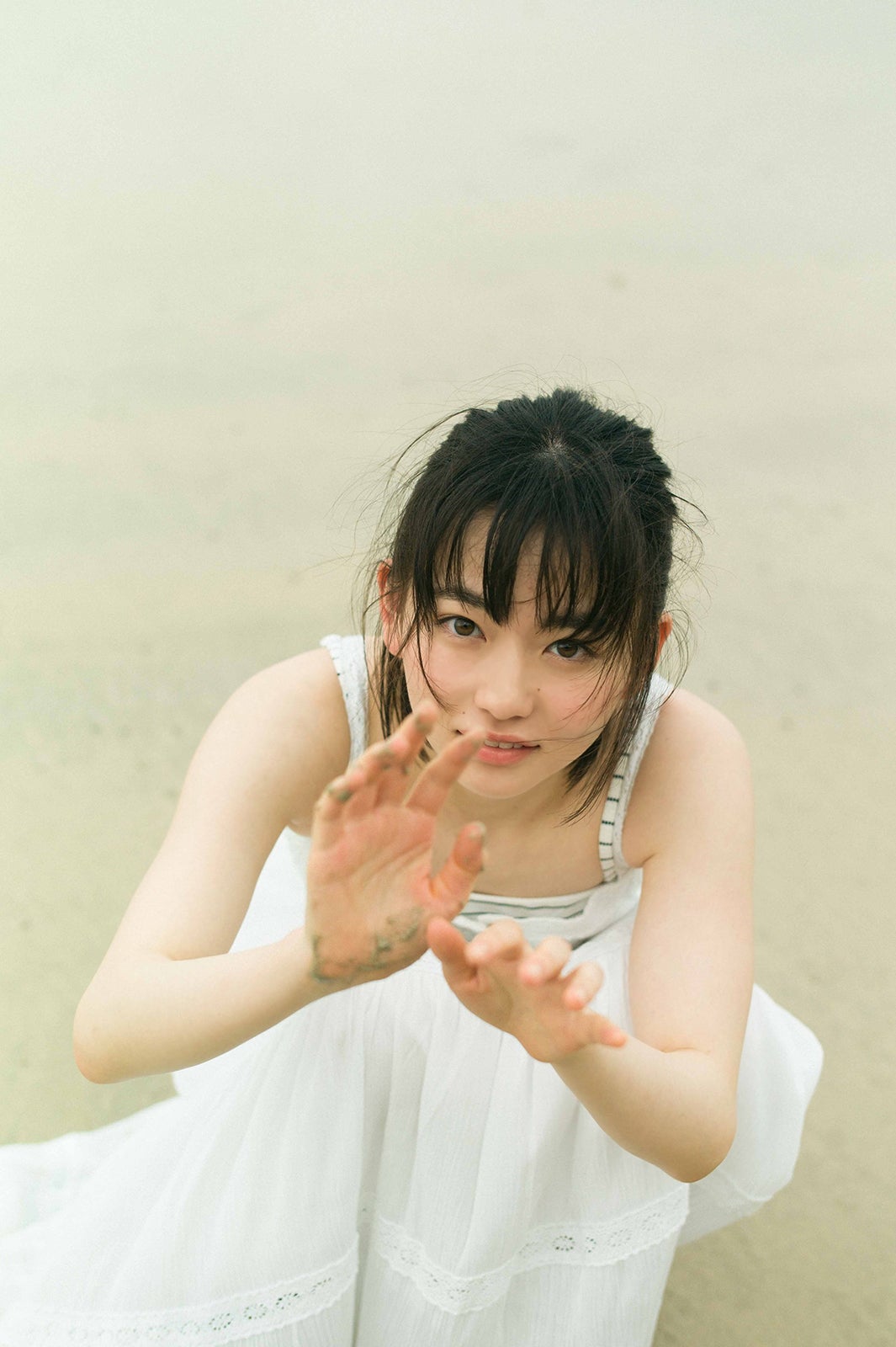 注目の若手女優 山田杏奈 初水着撮影に挑戦 透明感あふれる素肌で
