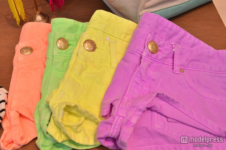 発色の良いショートパンツはセクシーかつヘルシーなファッションを楽しみたい女性にぴったり。
