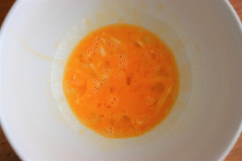 卵はチーズと塩、コショウ、ごく少量のオリーブオイルを入れよく混ぜあわせておく。