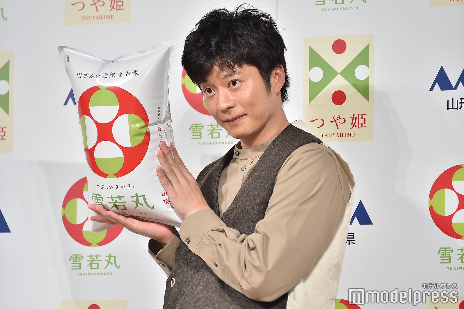 ぶりっこ顔をしてみる田中圭（C）モデルプレス