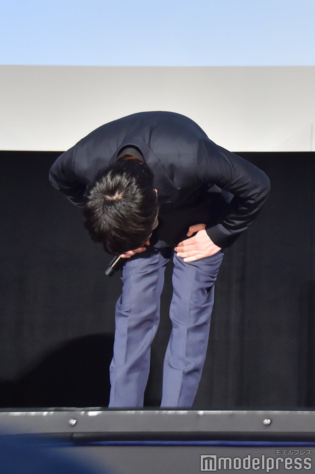 深々とお辞儀をする田中圭（C）モデルプレス