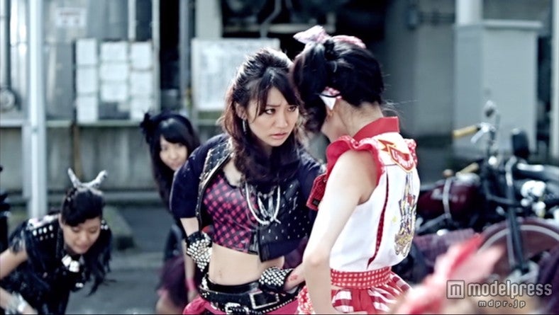 「ギンガムチェック」のミュージックビデオより