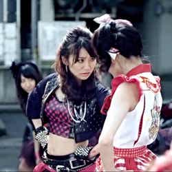 「ギンガムチェック」のミュージックビデオより