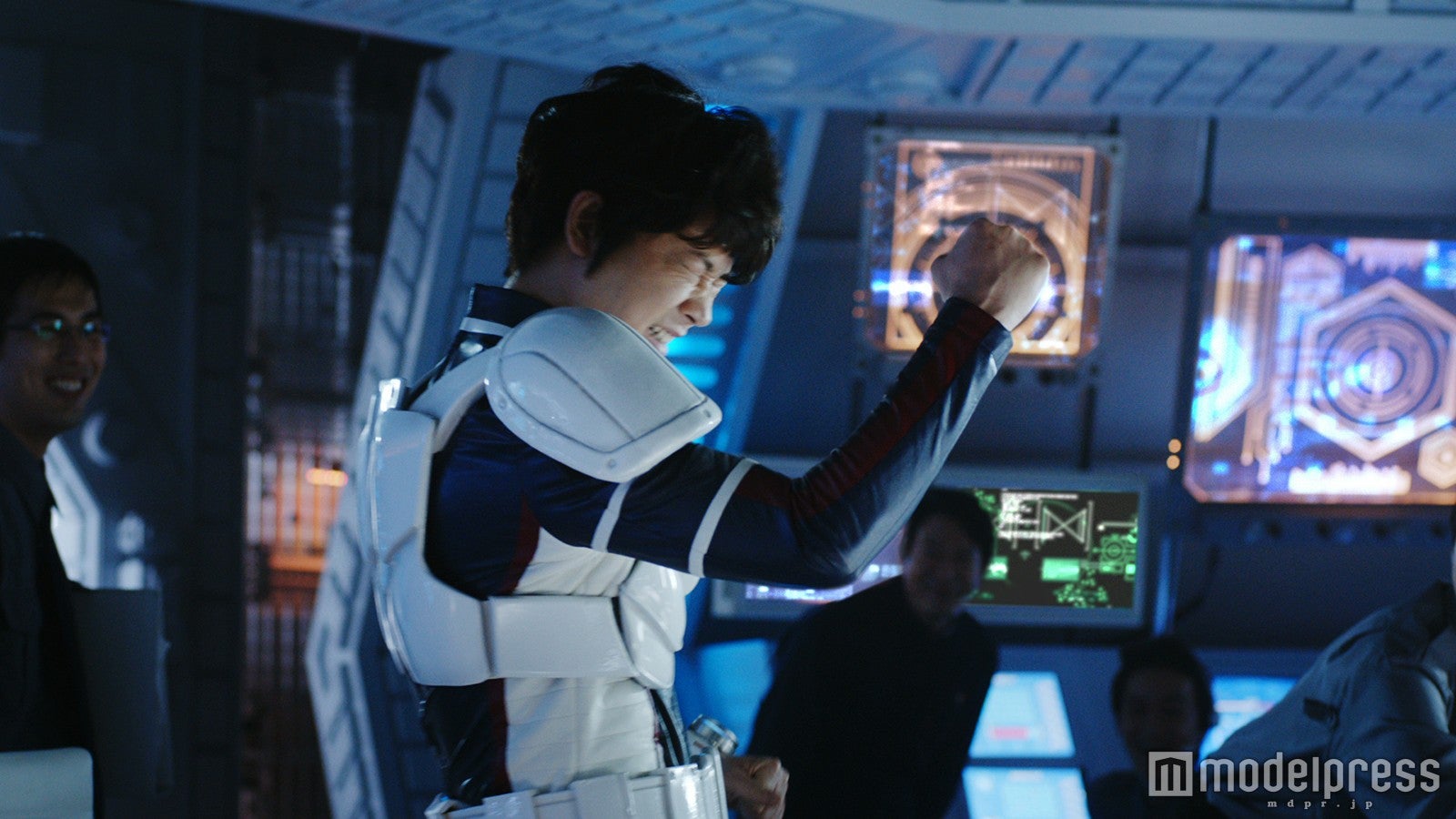 綾野剛、所ジョージの羨む声に「ちょっと恥ずかしい」渾身のガッツポーズで魅せる