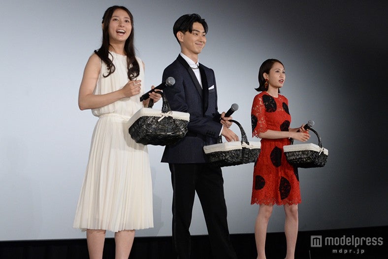 観客にプレゼントを投げ込む（左から）木村文乃、松田翔太、前田敦子