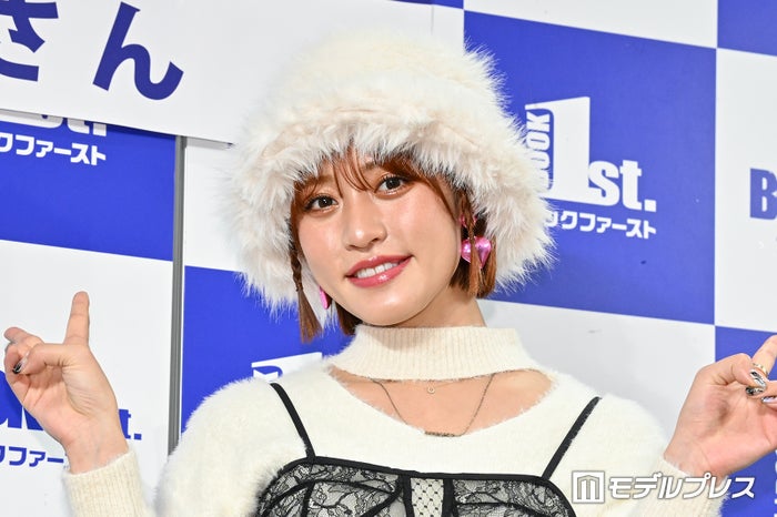 王林、スラリ美脚際立つミニ丈コーデが「可愛すぎ」「脚綺麗」と話題
