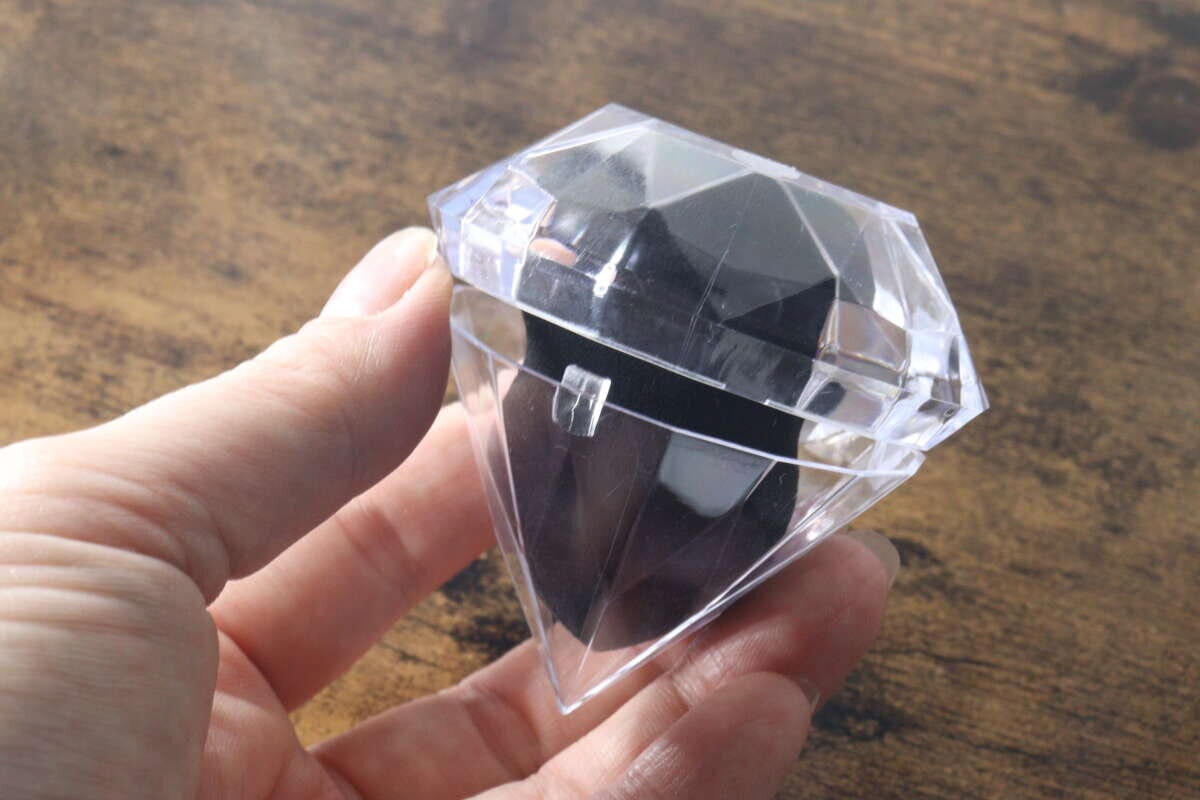 ダイヤモンド型クリアケースに黒いメイクスポンジが入っている ダイヤモンド型クリアケースに黒いメイクスポンジが入っている