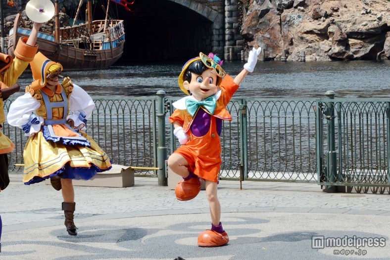 元気いっぱいで登場のピノキオ／「ハロウィーン・デイドリーム ―スケルトンズ・サプライズ」TDS