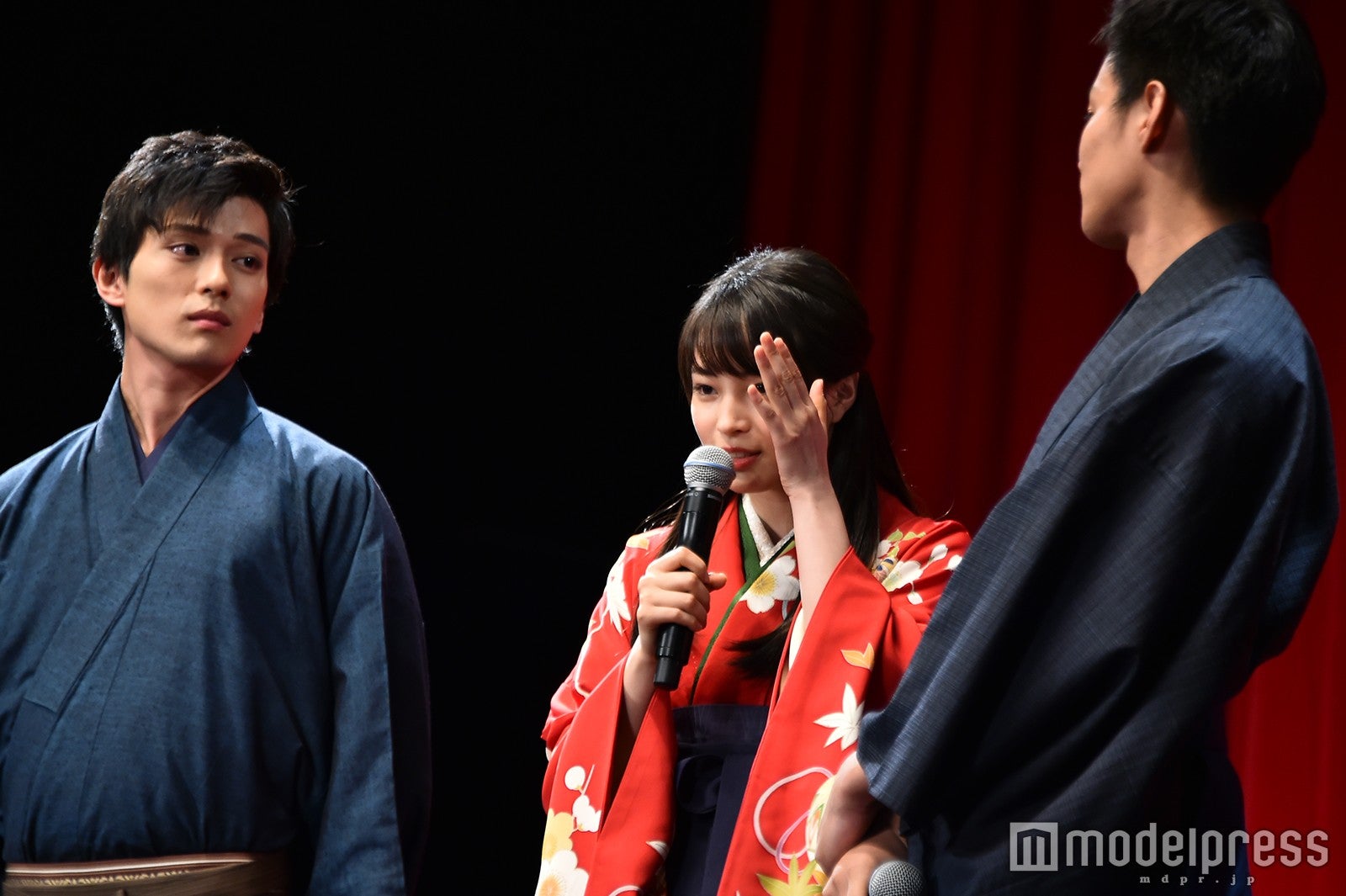 野村周平からクレームが入り、説明する広瀬すず （C）モデルプレス