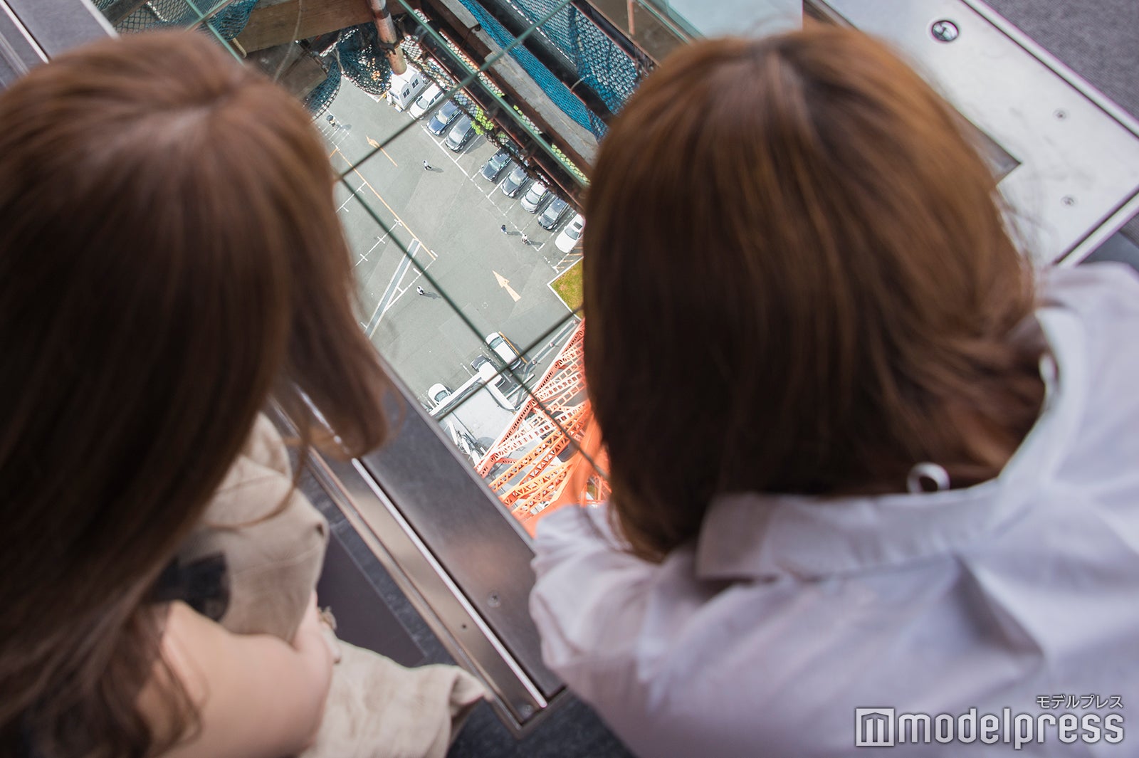 車もおもちゃのような大きさ（C）モデルプレス