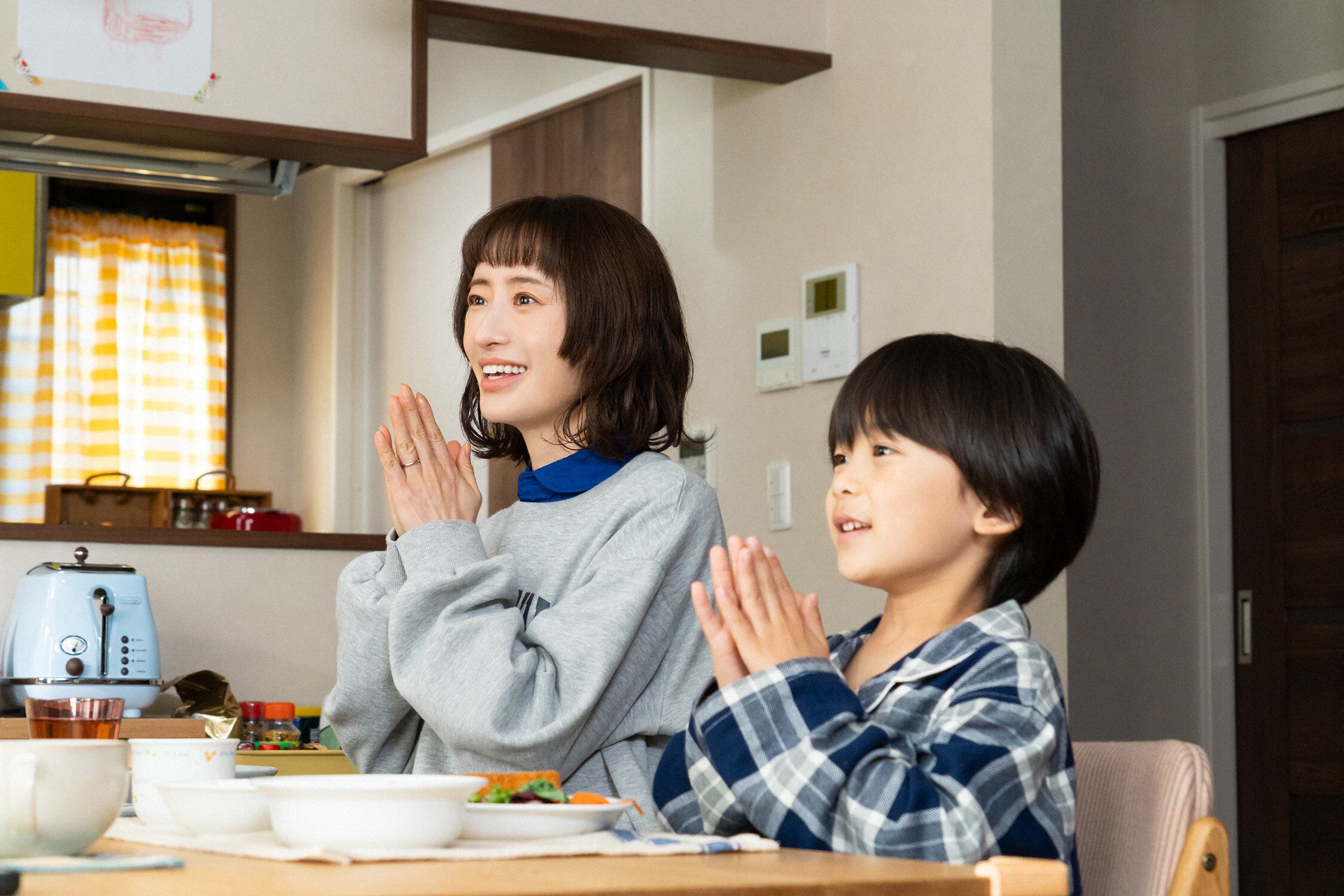 松本まりか、佐藤大空（C）「元科捜研の主婦」製作委員会