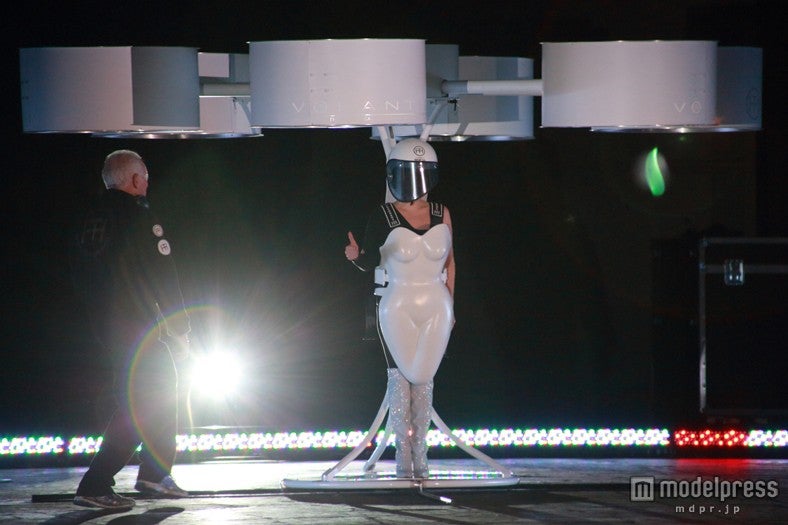 レディー・ガガ、ついに飛ぶ