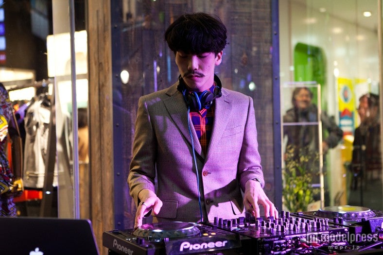 DJプレイでパーティを盛り上げたKosuke Adam