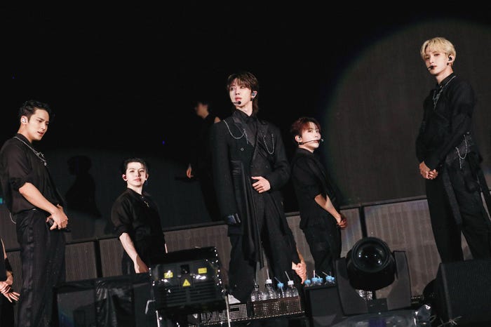 MINGYU(ミンギュ)、WOOZI(ウジ)、THE 8(ディエイト)、SEUNGKWAN(スングァン)、DK(ドギョム)/SEVENTEEN(P)&(C) PLEDIS Entertainment