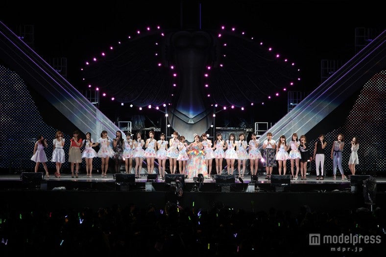 「大島優子卒業コンサート in 味の素スタジアム ～6月8日の降水確率56％（5月16日現在）、てるてる坊主は本当に効果があるのか？～」（C）AKS