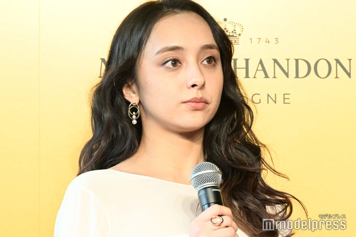 ロングヘアの石田ニコル(C)モデルプレス