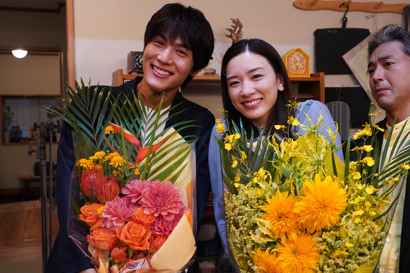 永野芽郁＆中川大志、クランクアップ ムロツヨシももらい泣き＜親バカ青春白書＞