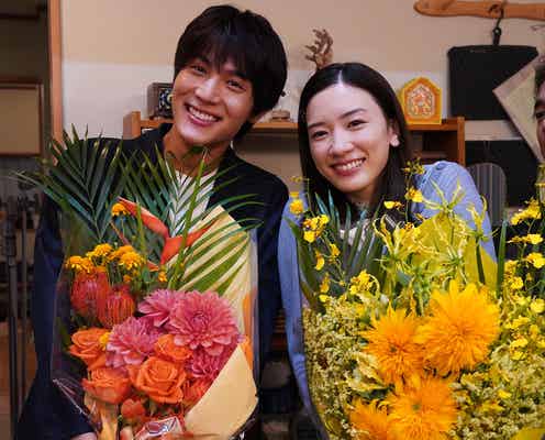 永野芽郁&中川大志、クランクアップ ムロツヨシももらい泣き<親バカ青春白書>
