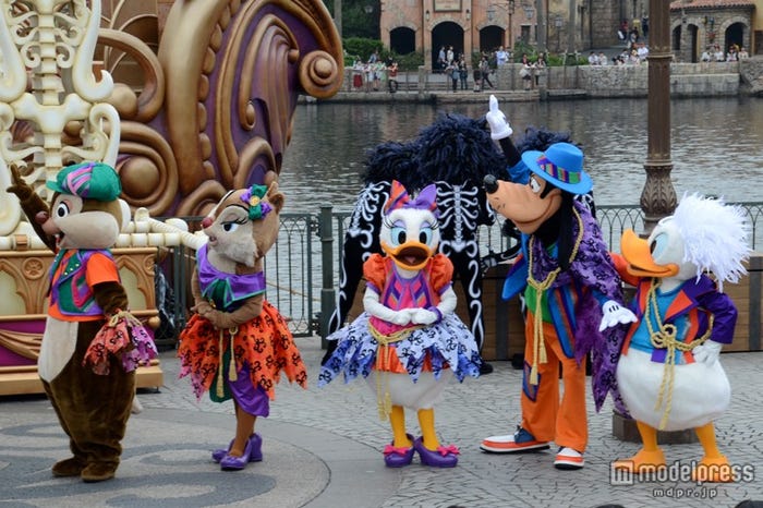 新プログラム「ウェルカム・スケルトン・フレンズ」/(左から)デール、クラリス、デイジー、グーフィー、ドナルド