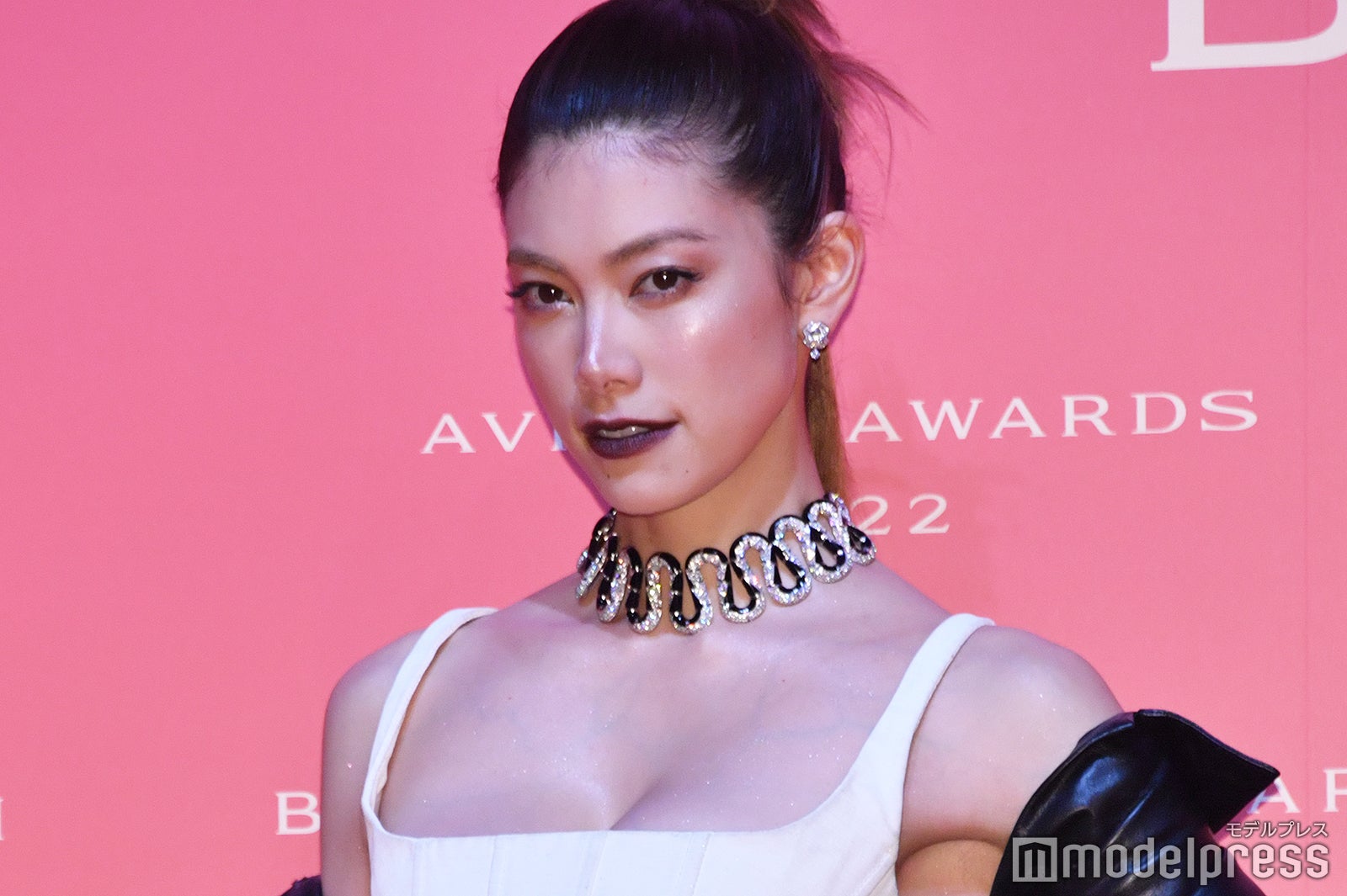 森星、美バスト＆背中際立つ圧巻スタイル “6年連続出演”で初の快挙＜BVLGARI AVRORA AWARDS 2022＞