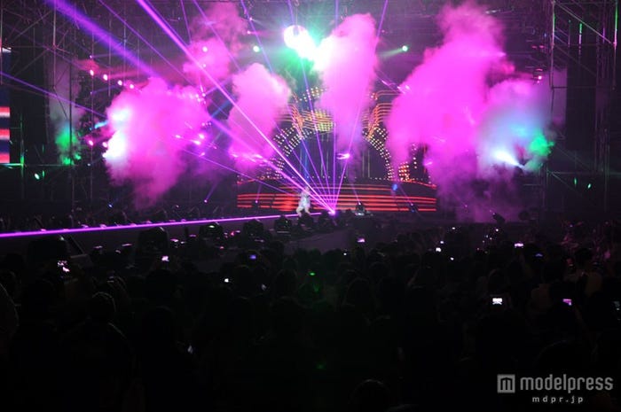 スモークとレーザー光線に包まれた