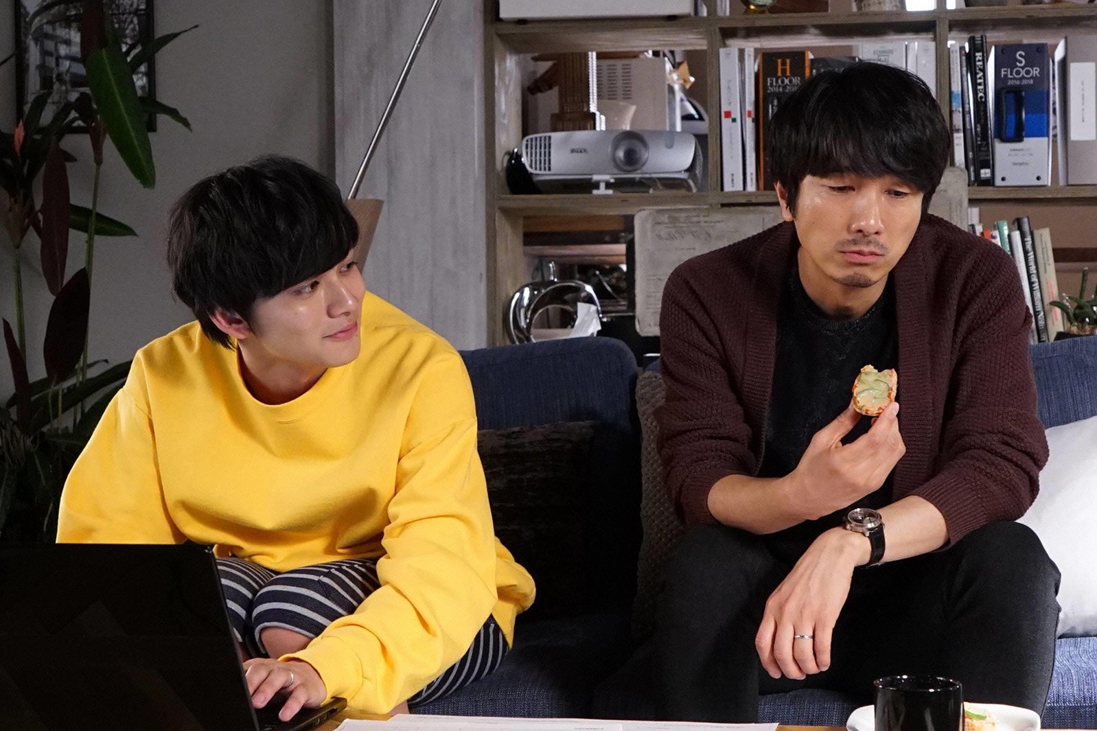 北村匠海、眞島秀和／「隣の家族は青く見える」最終話より（C）フジテレビ