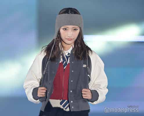 Girls2小川桜花、ヘアバンド姿がクール シースルーソックスでスラリ美脚際立つ<GirlsAward 2023 A/W>