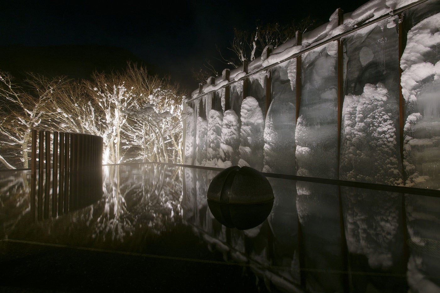 冬限定「氷瀑の湯」／画像提供：星野リゾート