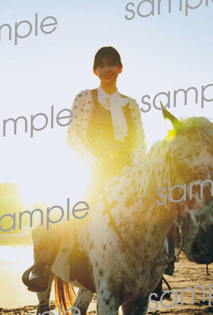 渡邉理佐 卒業メモリアルブック「抱きしめたくなる瞬間」コーチャンフォー限定ポストカード(C)柴田フミコ/集英社