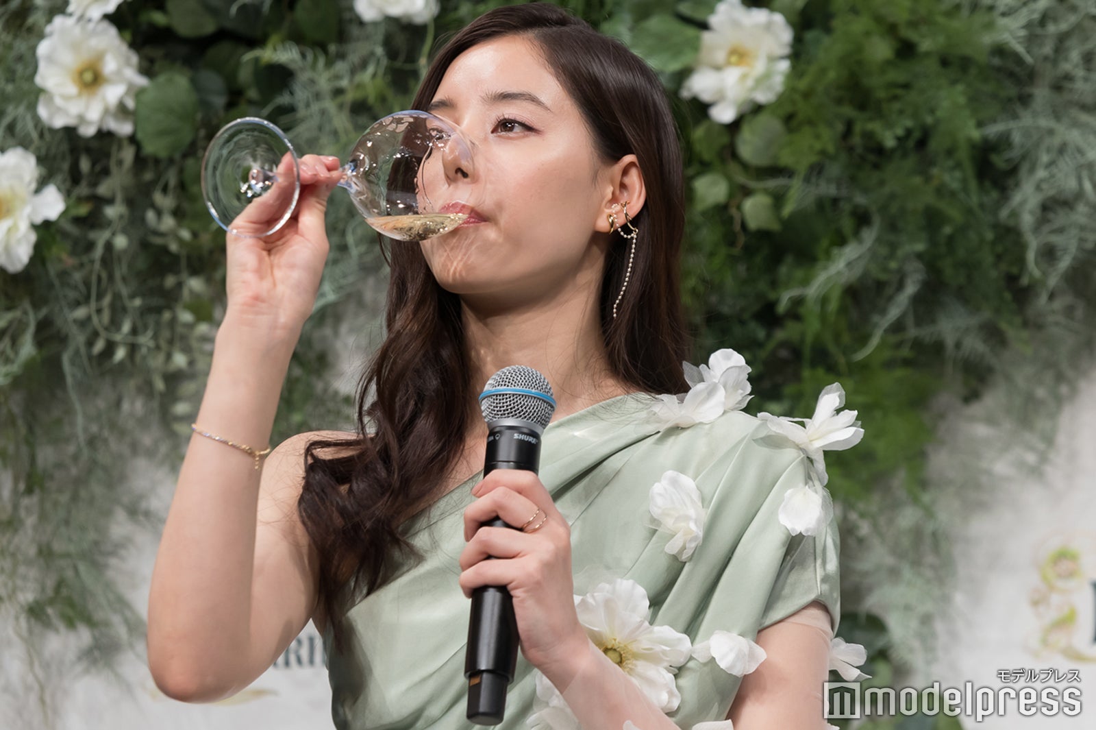 シャンパンを嗜む新木優子（C）モデルプレス