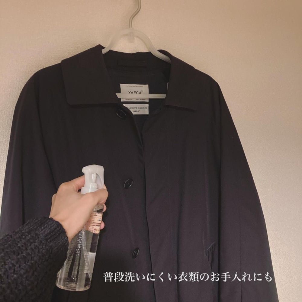 無印良品の抗菌スプレーを服に使っている写真