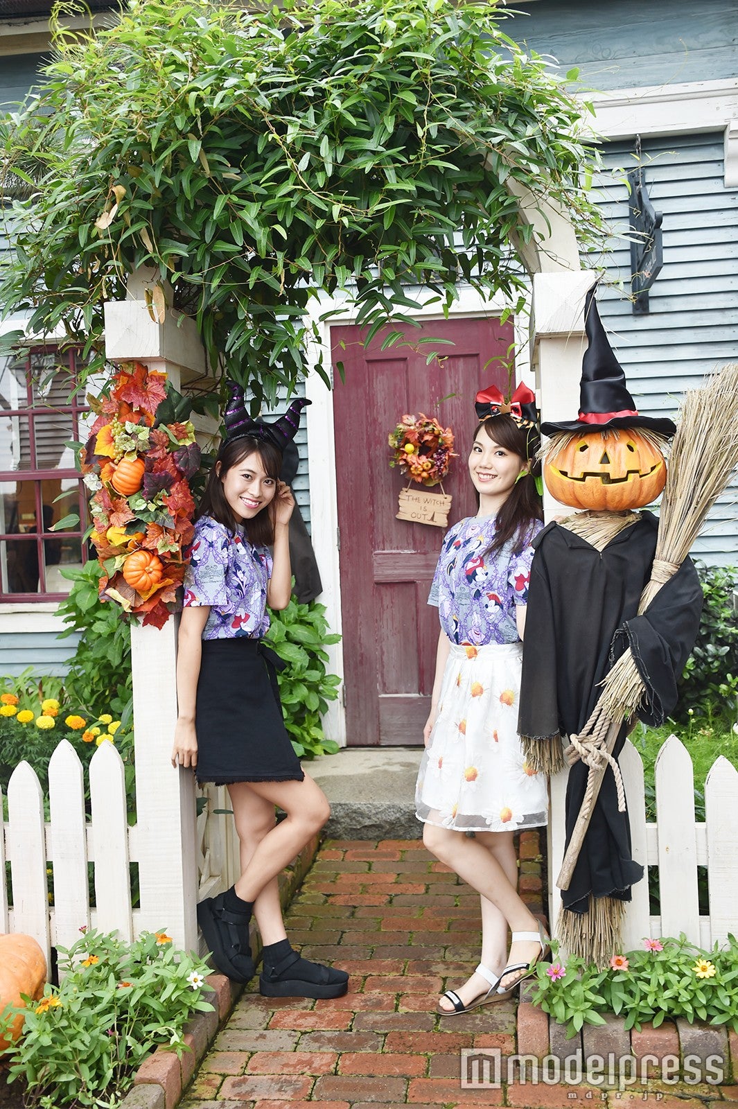 モデル：（左から）山本沙樹、松田佳奈子（C）モデルプレス（C）Disney