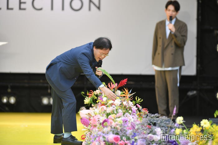 ランウェイの花を使ってボケるアインシュタイン稲田直樹、河井ゆずる(C)モデルプレス