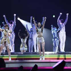 （左から）鷲尾伶菜、坂東希、Ami／「E-girls LIVE TOUR 2015 “COLORFUL WORLD”」ファイナル公演より