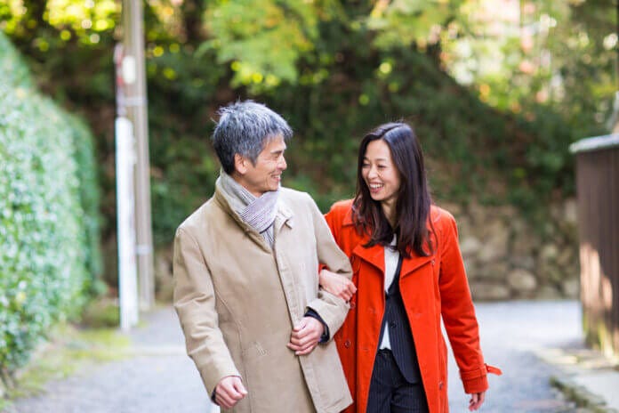 挨拶をするときに肩や腕に軽く触れる