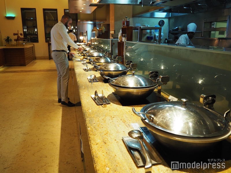 朝食会場にズラッと並べられた料理の数々（C）モデルプレス