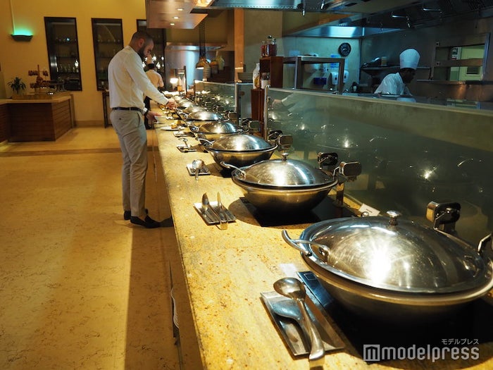 朝食会場にズラッと並べられた料理の数々（C）ビューティーガール