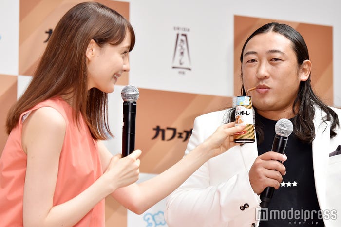 トリンドル玲奈、秋山竜次(C)モデルプレス