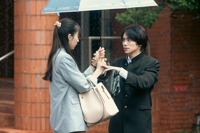 井桁弘恵、山下幸輝「私の町の千葉くんは。」第1話(C)「私の町の千葉くんは。」製作委員会