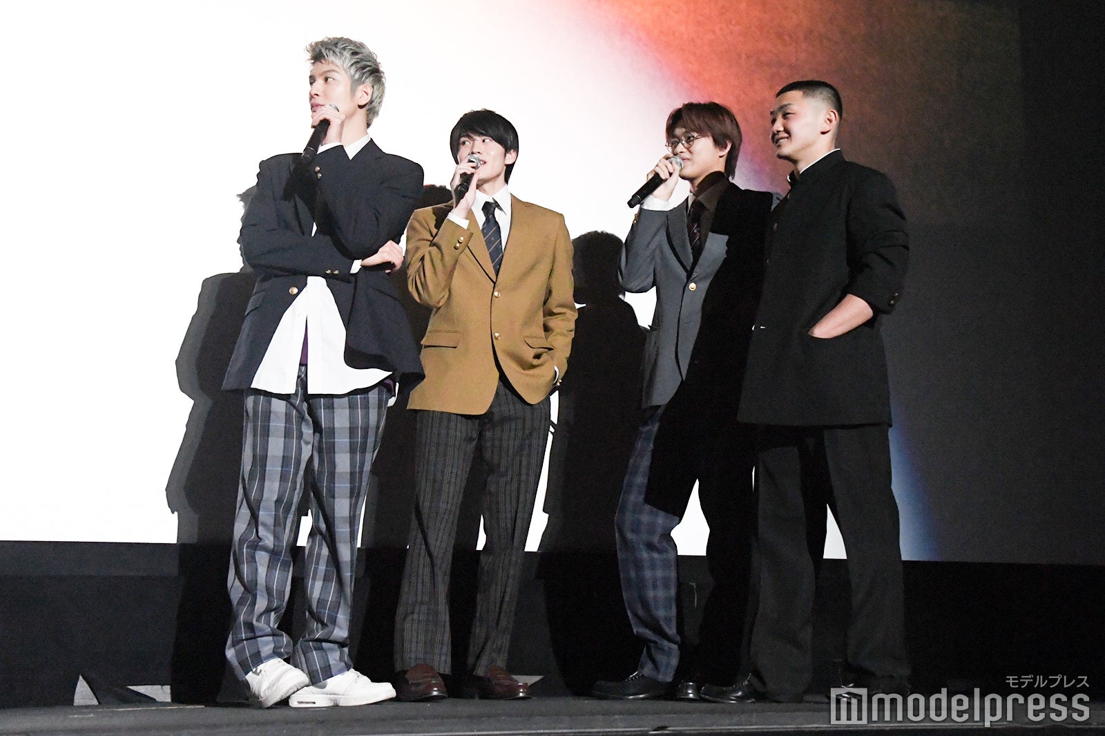 相手チームに順番を誘導しようとするも届かないブルーチーム／長谷川慎、大久保波留、大倉空人、須見和馬（C）モデルプレス