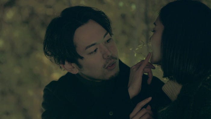 夢にリップクリームを塗る俊幸「TERRACE HOUSE TOKYO 2019-2020」36th WEEK(C)フジテレビ/イースト・エンタテインメント