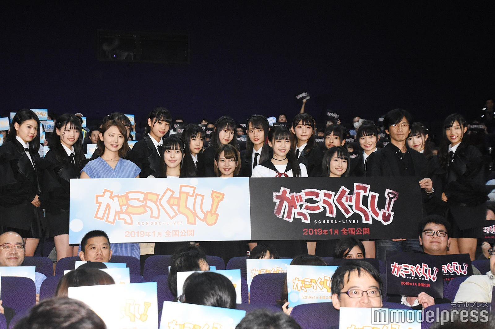 （前列左から）おのののか、間島和奏、長月翠、阿部菜々美、清原梨央、柴田一成監督（後列）ラストアイドル2期生（C）モデルプレス