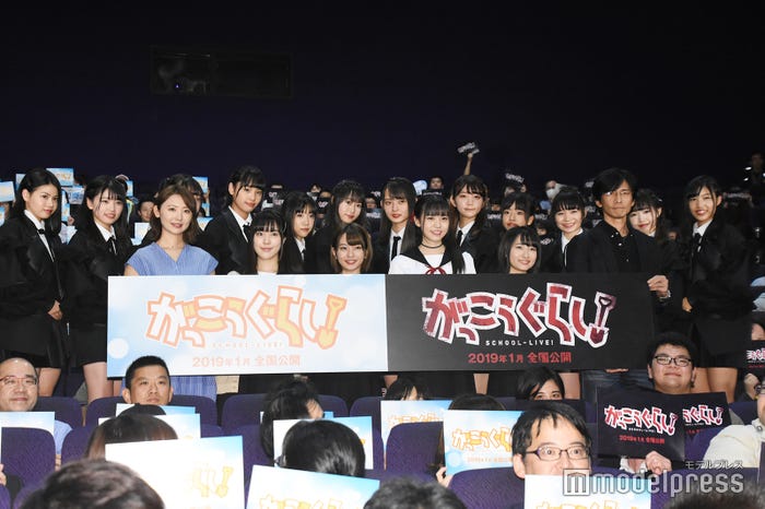 (前列左から)おのののか、間島和奏、長月翠、阿部菜々美、清原梨央、柴田一成監督(後列)ラストアイドル2期生(C)モデルプレス