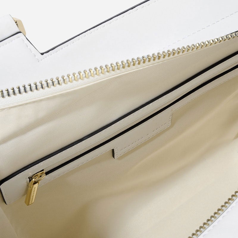 ラージジップトート「CHARLES & KEITH」9,450円（税込）／画像提供：CHARLES & KEITH OFFICIAL ONLINE STORE