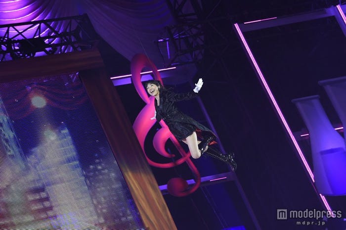 渡辺麻友が空中フライング(C)AKS