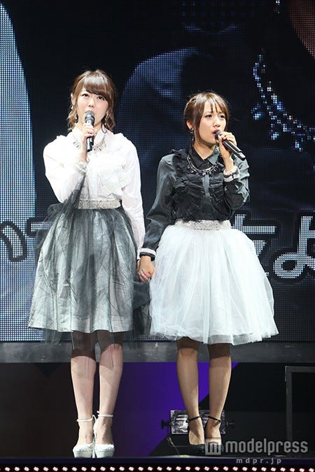手をつないで熱唱/(左から)峯岸みなみ、高橋みなみ(C)AKS