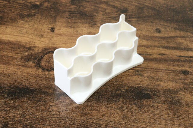 すきまにピッタリ　軟膏スタンド