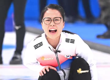 「いたんだ！」五輪カーリング会場に降臨 35歳になった“めがね先輩”最新姿にネット衝撃「肌つやすごい」「若返ってるような」「めがね掛けてないだと！？」