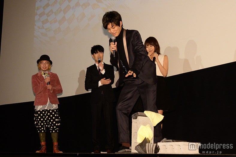 瓦割りにチャレンジした松坂桃李（前）